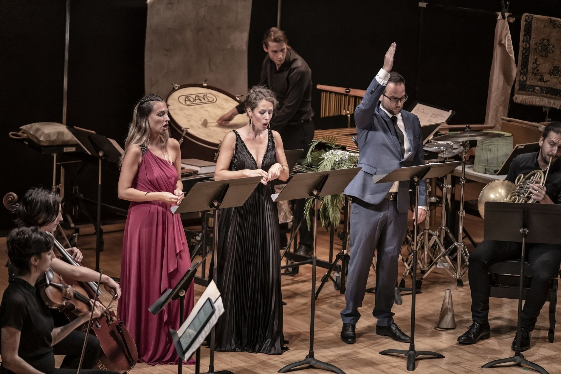 Projet Ligeti International Trois Chanteurs Au Centre De La Scène